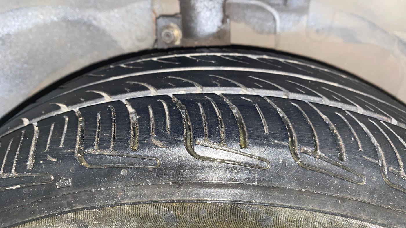 2015 Ford New Figo TITANIUM 1.2 PETROL MT, Petrol, Manual, 77,338 km, Right Front Tyre Tread