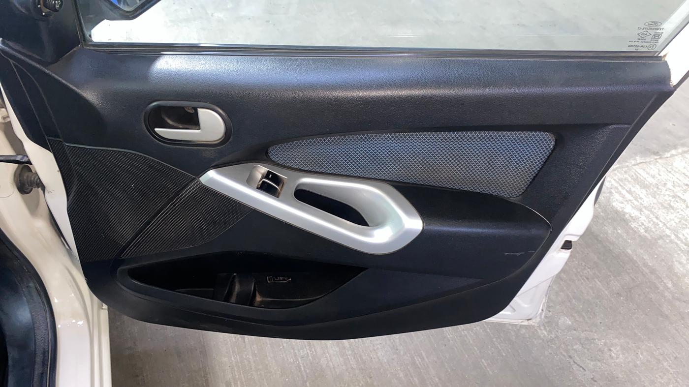 2015 Ford New Figo TITANIUM 1.2 PETROL MT, Petrol, Manual, 77,338 km, Driver Side Door Panels Control