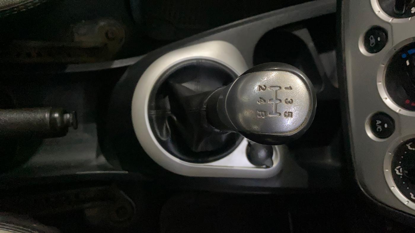 2015 Ford New Figo TITANIUM 1.2 PETROL MT, Petrol, Manual, 77,338 km, Gear Lever