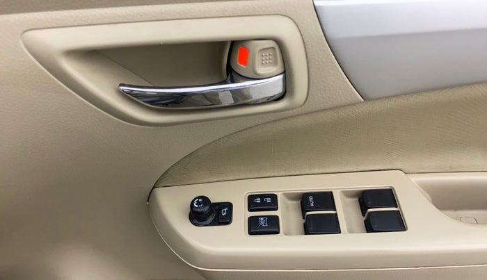 2017 Maruti Ertiga VXI, Petrol, Manual, 62,699 km, Driver Side Door Panels Control