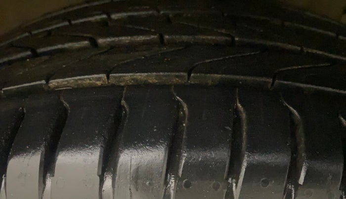 2017 Maruti Ertiga VXI, Petrol, Manual, 62,699 km, Right Front Tyre Tread