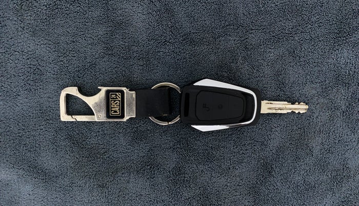 2016 Mahindra Kuv100 K8 6 STR, Petrol, Manual, 43,972 km, Key Close Up