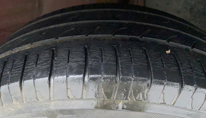 2016 Mahindra Kuv100 K8 6 STR, Petrol, Manual, 43,972 km, Right Front Tyre Tread