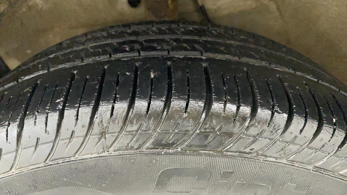 2010 Maruti Swift Dzire LXI, Petrol, Manual, 90,684 km, Left Front Tyre Tread
