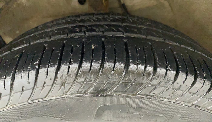 2010 Maruti Swift Dzire LXI, Petrol, Manual, 90,684 km, Left Front Tyre Tread