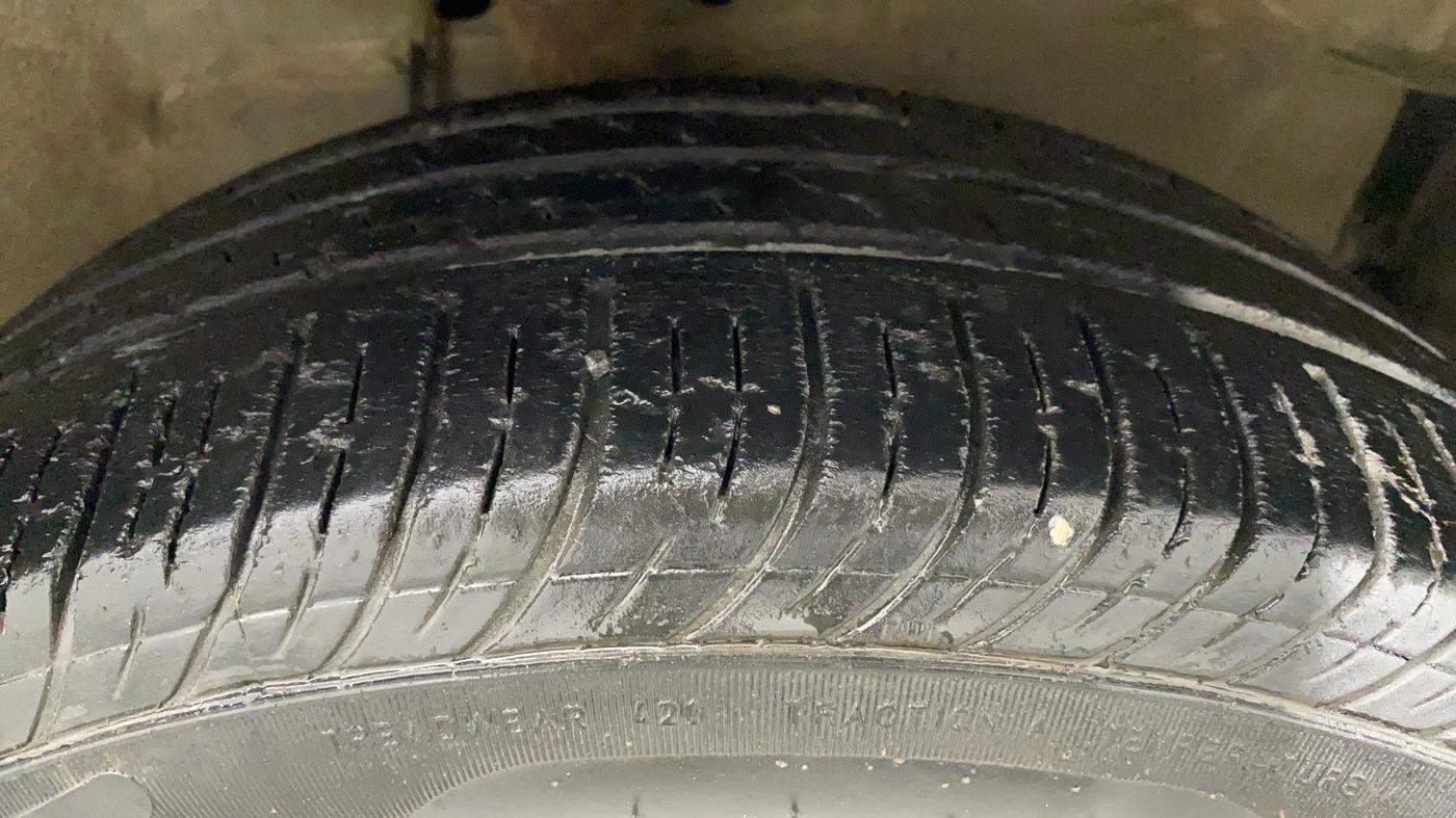 2010 Maruti Swift Dzire LXI, Petrol, Manual, 90,684 km, Right Front Tyre Tread
