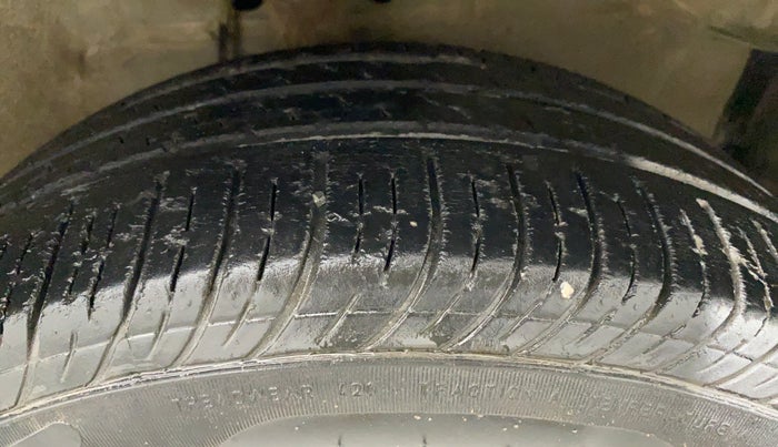 2010 Maruti Swift Dzire LXI, Petrol, Manual, 90,684 km, Right Front Tyre Tread
