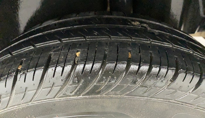 2010 Maruti Swift Dzire LXI, Petrol, Manual, 90,684 km, Left Rear Tyre Tread