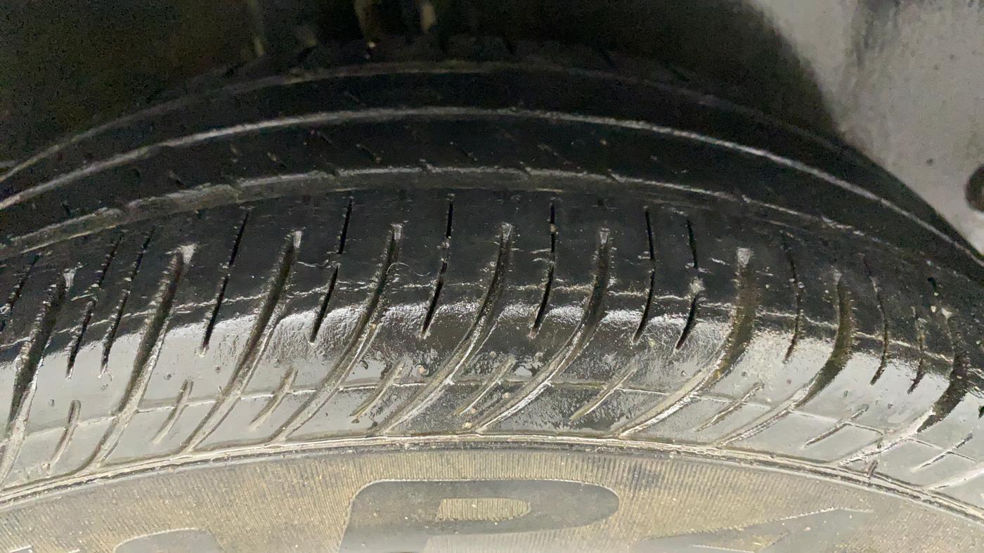 2010 Maruti Swift Dzire LXI, Petrol, Manual, 90,684 km, Right Rear Tyre Tread