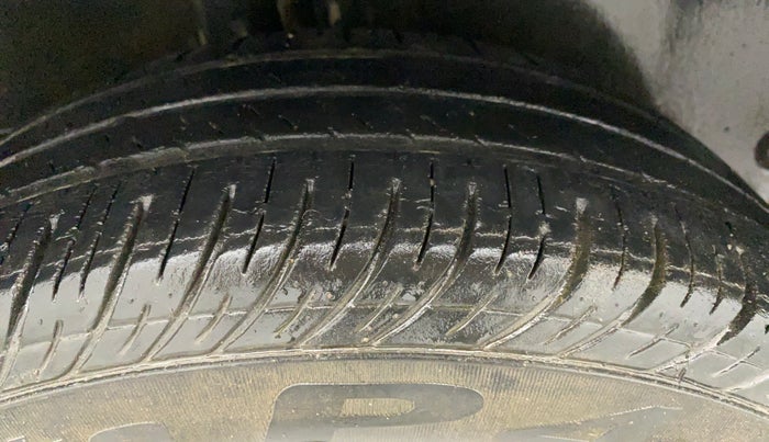 2010 Maruti Swift Dzire LXI, Petrol, Manual, 90,684 km, Right Rear Tyre Tread