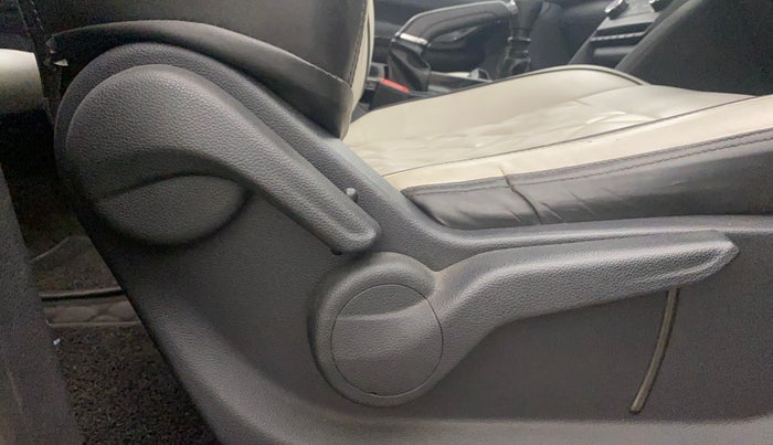 2021 Mahindra XUV700 AX 5 P MT 5 STR, Petrol, Manual, 83,425 km, Driver Side Adjustment Panel