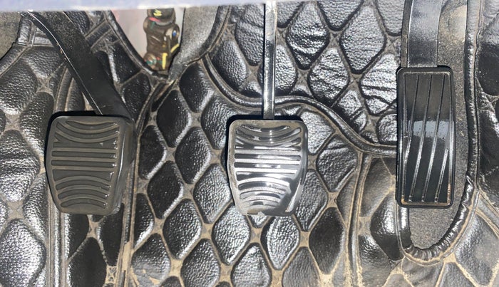 2021 Mahindra XUV700 AX 5 P MT 5 STR, Petrol, Manual, 83,425 km, Pedals