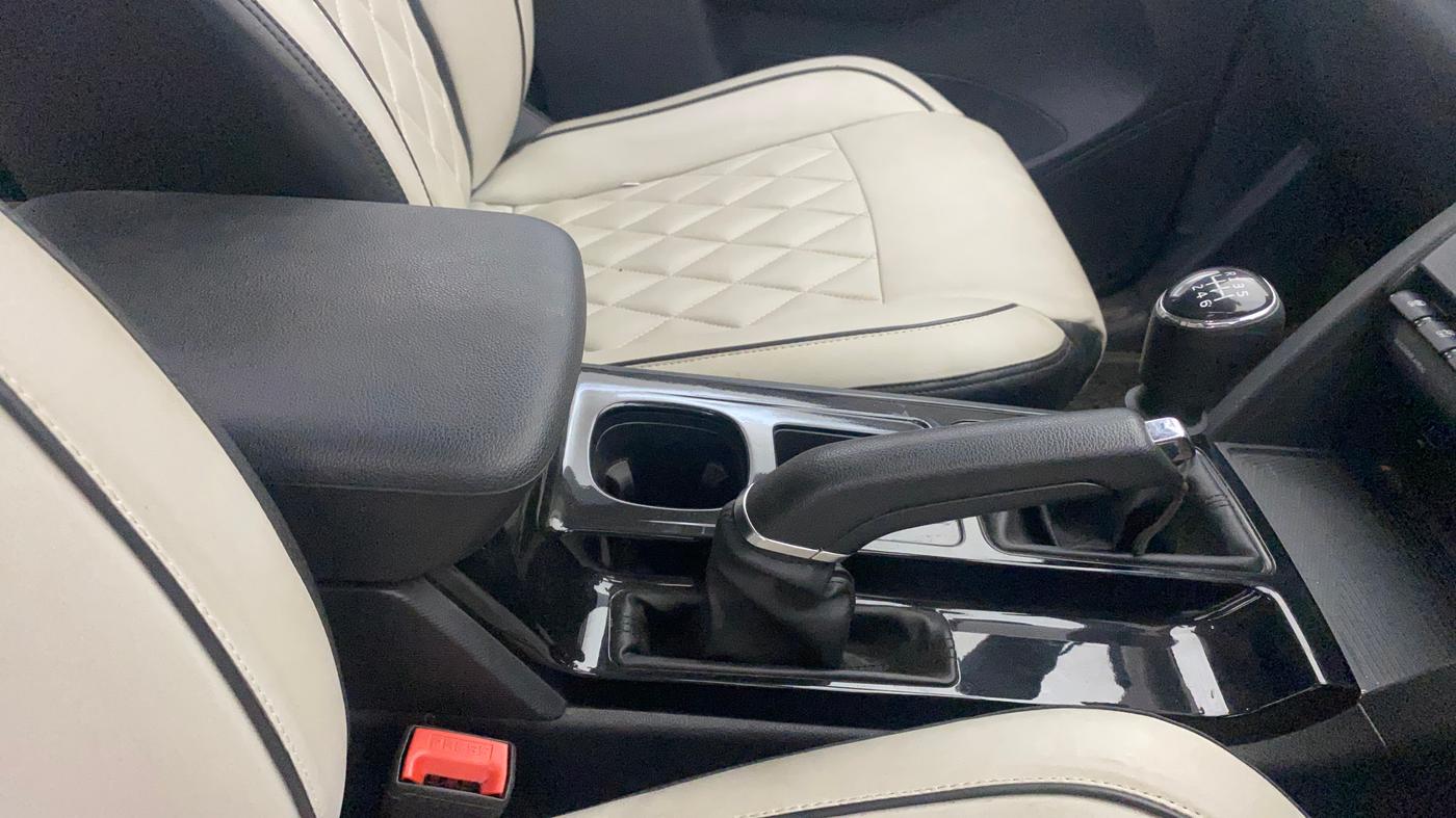 2021 Mahindra XUV700 AX 5 P MT 5 STR, Petrol, Manual, 83,425 km, Gear Lever
