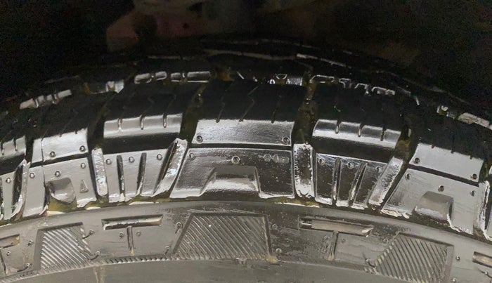 2021 Mahindra XUV700 AX 5 P MT 5 STR, Petrol, Manual, 83,425 km, Right Front Tyre Tread