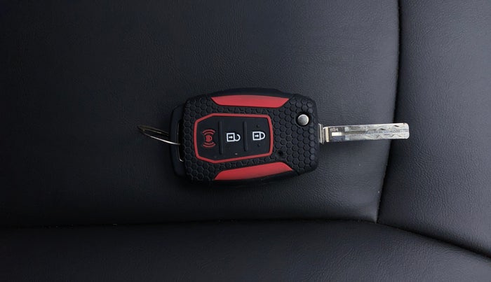 2020 Mahindra XUV300 W6 1.2 PETROL, Petrol, Manual, 53,618 km, Key Close Up