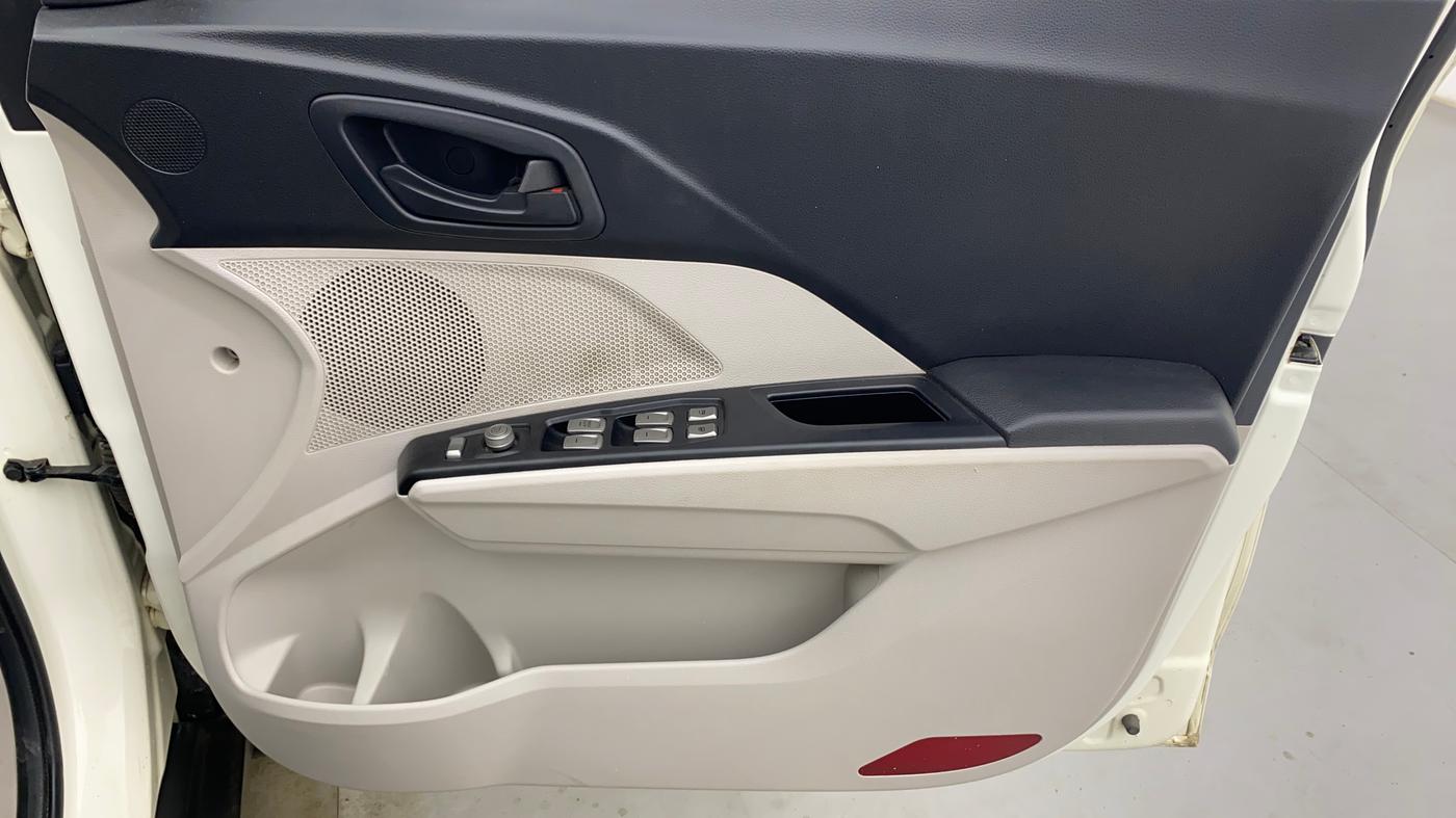 2020 Mahindra XUV300 W6 1.2 PETROL, Petrol, Manual, 53,618 km, Driver Side Door Panels Control