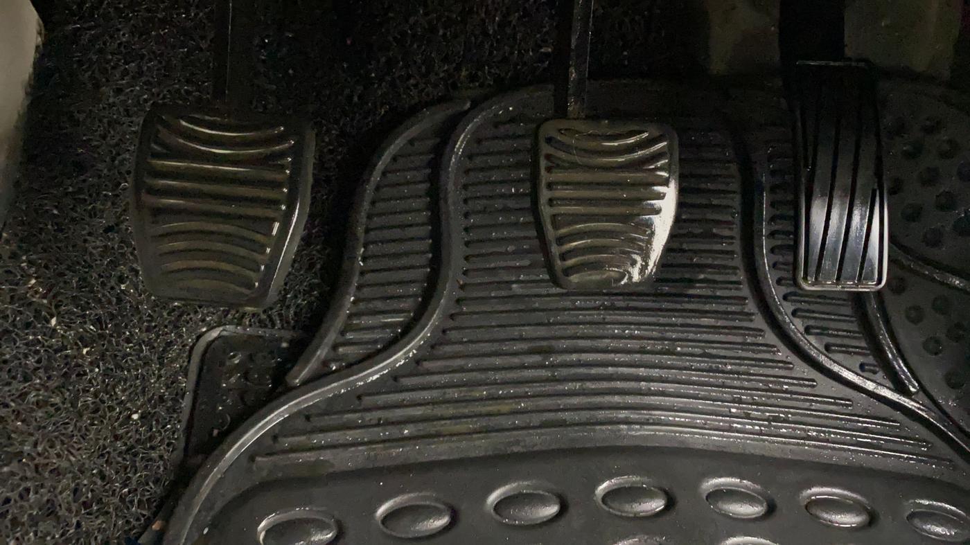 2020 Mahindra XUV300 W6 1.2 PETROL, Petrol, Manual, 53,618 km, Pedals
