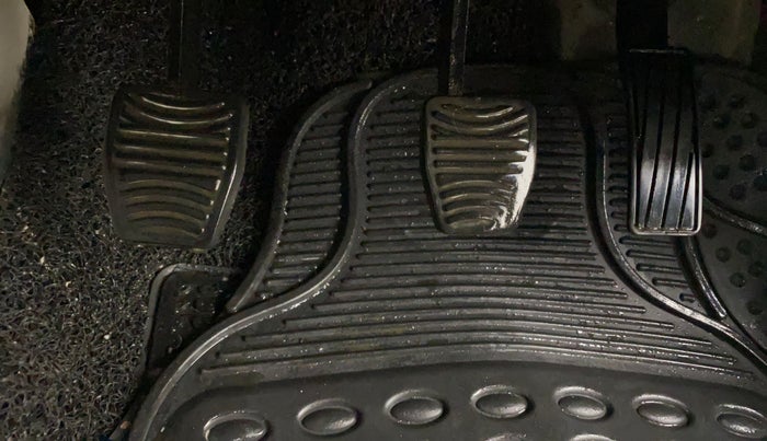 2020 Mahindra XUV300 W6 1.2 PETROL, Petrol, Manual, 53,618 km, Pedals