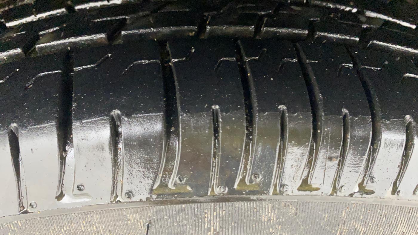 2020 Mahindra XUV300 W6 1.2 PETROL, Petrol, Manual, 53,618 km, Left Front Tyre Tread