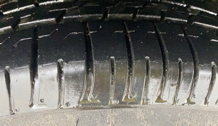 2020 Mahindra XUV300 W6 1.2 PETROL, Petrol, Manual, 53,618 km, Left Front Tyre Tread