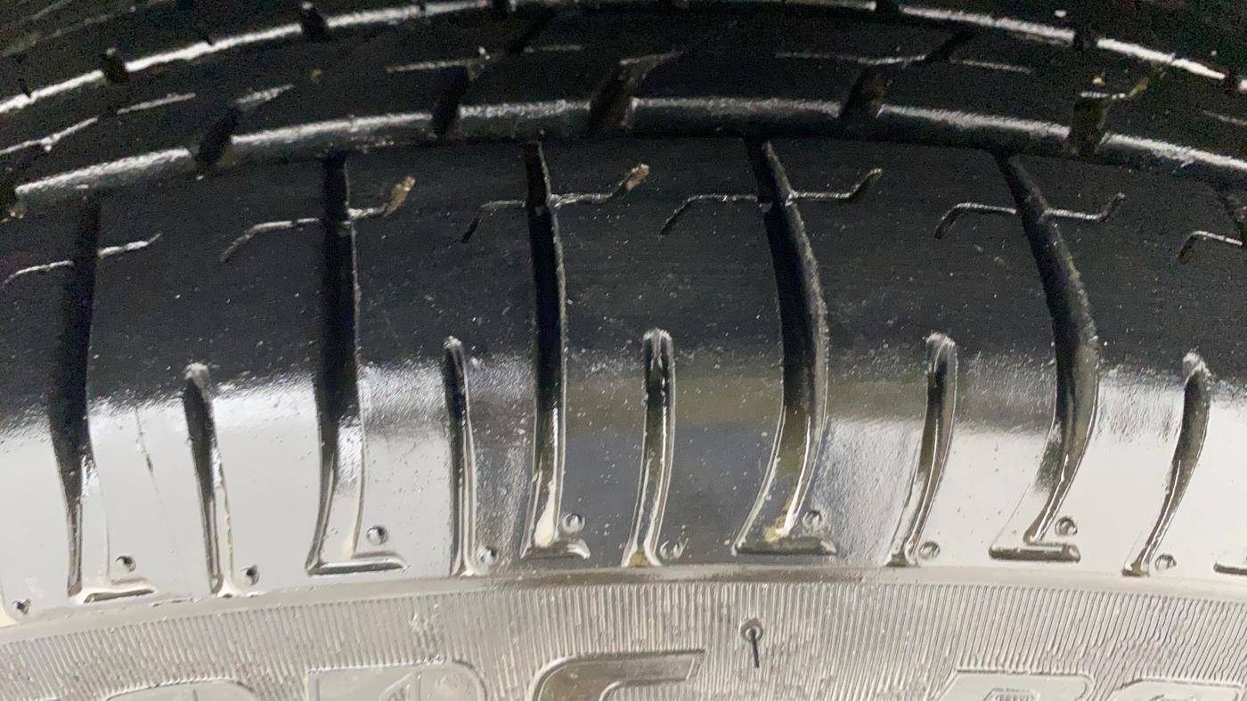 2020 Mahindra XUV300 W6 1.2 PETROL, Petrol, Manual, 53,618 km, Right Front Tyre Tread