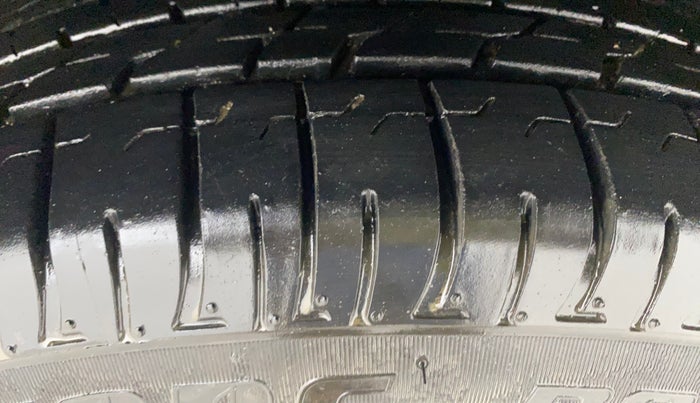 2020 Mahindra XUV300 W6 1.2 PETROL, Petrol, Manual, 53,618 km, Right Front Tyre Tread