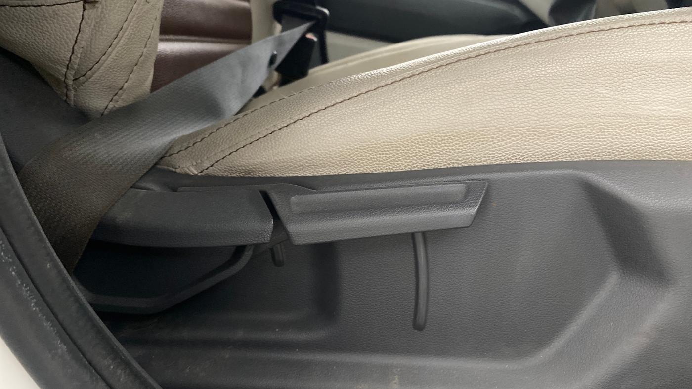 2025 Hyundai AURA E 1.2 CNG, CNG, Manual, 25,289 km, Driver Side Adjustment Panel