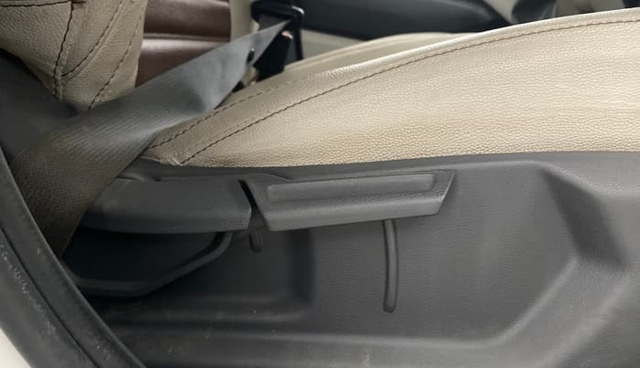 2025 Hyundai AURA E 1.2 CNG, CNG, Manual, 25,289 km, Driver Side Adjustment Panel
