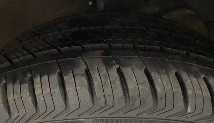 2017 Maruti Baleno ZETA PETROL 1.2, Petrol, Manual, 1,13,433 km, Right Front Tyre Tread