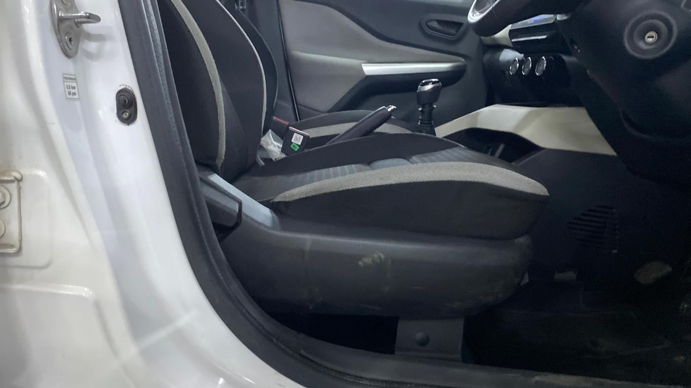2024 Nissan MAGNITE XE, Petrol, Manual, 7,930 km, Driver Side Adjustment Panel