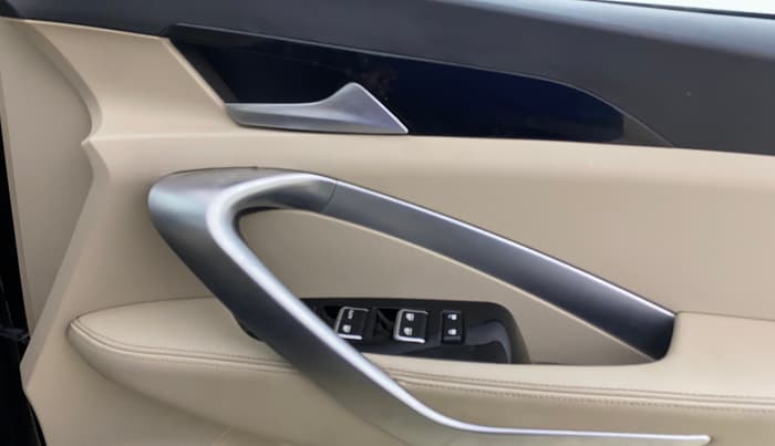 2021 MG HECTOR SHARP 1.5 PETROL CVT, Petrol, Automatic, 20,982 km, Driver Side Door Panels Control