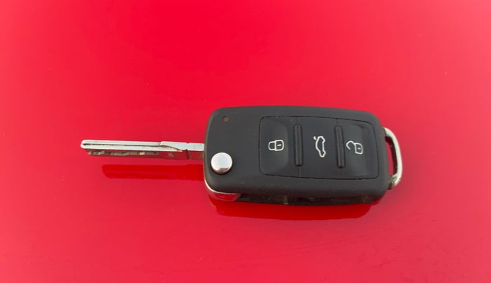 2018 Volkswagen Polo HIGHLINE PLUS 1.0 16 ALLOY, Petrol, Manual, 1,11,152 km, Key Close Up