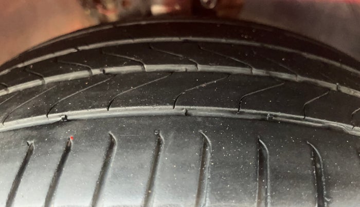 2018 Volkswagen Polo HIGHLINE PLUS 1.0 16 ALLOY, Petrol, Manual, 1,11,152 km, Right Front Tyre Tread