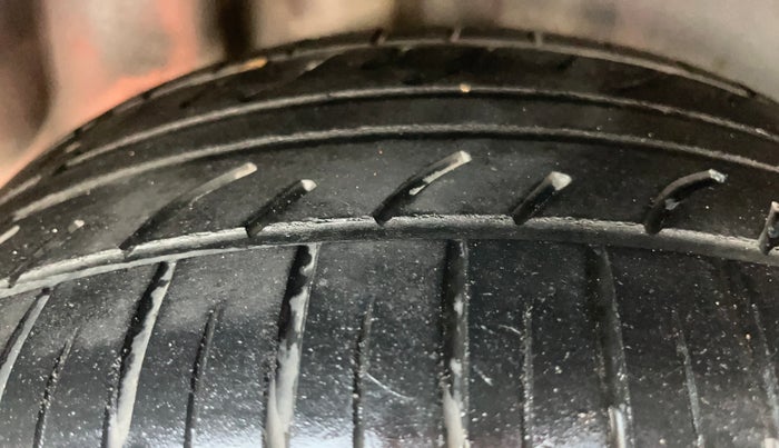 2018 Volkswagen Polo HIGHLINE PLUS 1.0 16 ALLOY, Petrol, Manual, 1,11,152 km, Right Rear Tyre Tread