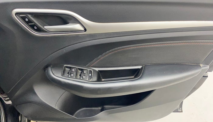 2023 MG ASTOR  SMART BLACK STORM EDITION CVT, Petrol, Automatic, 19,248 km, Driver Side Door Panels Control