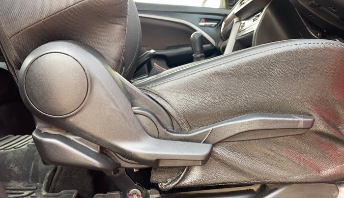 2022 Maruti BREZZA ZXI + SMART HYBRID DUAL TONE, Petrol, Manual, 28,115 km, Driver Side Adjustment Panel