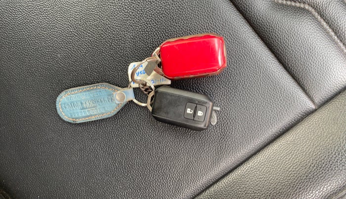 2022 Maruti BREZZA ZXI + SMART HYBRID DUAL TONE, Petrol, Manual, 28,115 km, Key Close Up