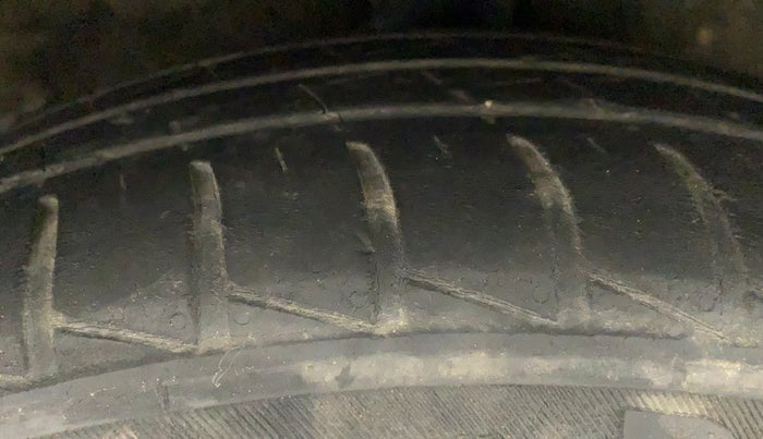 2017 Hyundai Grand i10 SPORTZ (O) 1.2 KAPPA VTVT, CNG, Manual, 99,987 km, Right Rear Tyre Tread