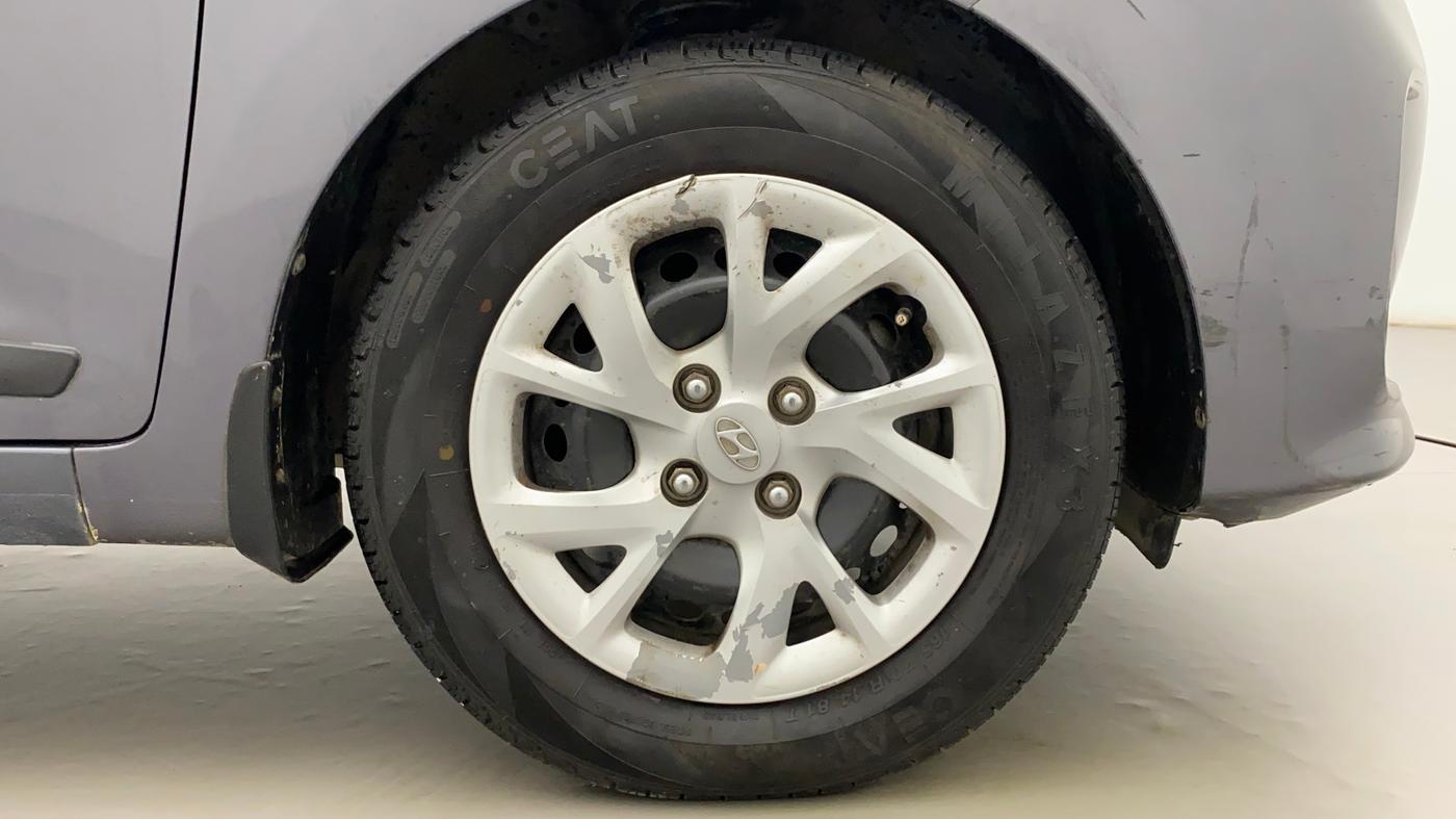 2017 Hyundai Grand i10 SPORTZ (O) 1.2 KAPPA VTVT, CNG, Manual, 99,987 km, Right Front Wheel