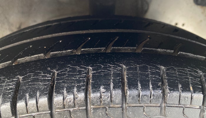 2015 Hyundai Eon ERA +, Petrol, Manual, 89,010 km, Right Front Tyre Tread