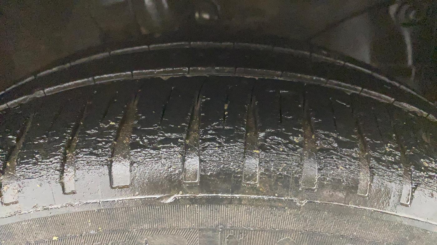 2013 Honda Brio VX MT, Petrol, Manual, 1,04,187 km, Right Front Tyre Tread