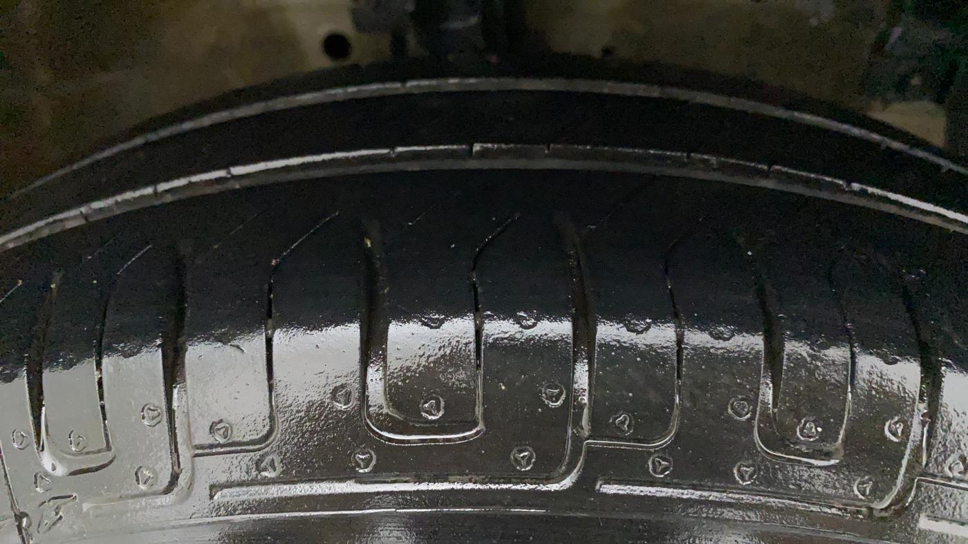 2014 Maruti Swift VXI, Petrol, Manual, 71,083 km, Right Front Tyre Tread