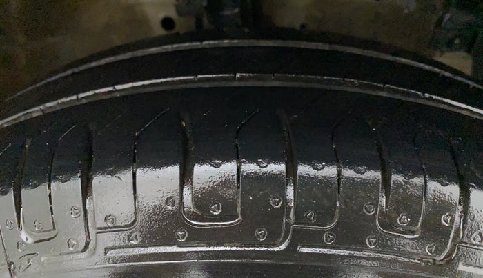 2014 Maruti Swift VXI, Petrol, Manual, 71,083 km, Right Front Tyre Tread