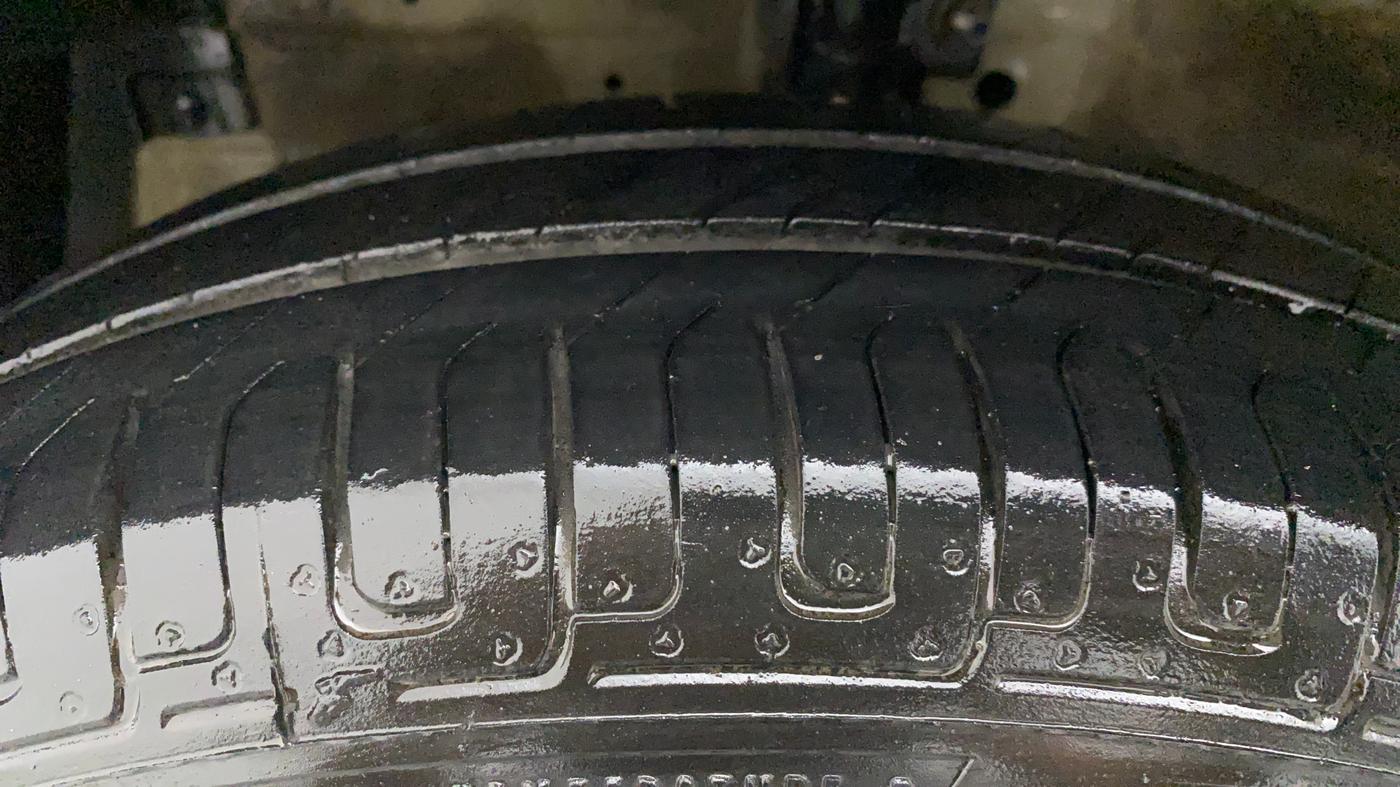2014 Maruti Swift VXI, Petrol, Manual, 71,083 km, Left Front Tyre Tread
