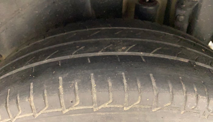 2015 Maruti Swift ZDI, Diesel, Manual, 1,12,871 km, Left Rear Tyre Tread