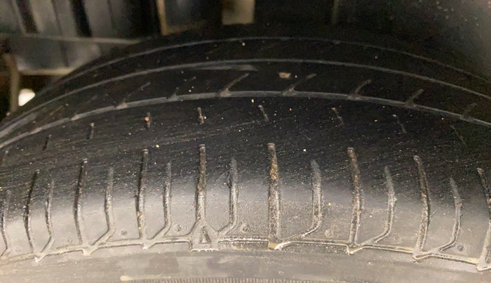 2015 Maruti Swift ZDI, Diesel, Manual, 1,12,871 km, Right Rear Tyre Tread