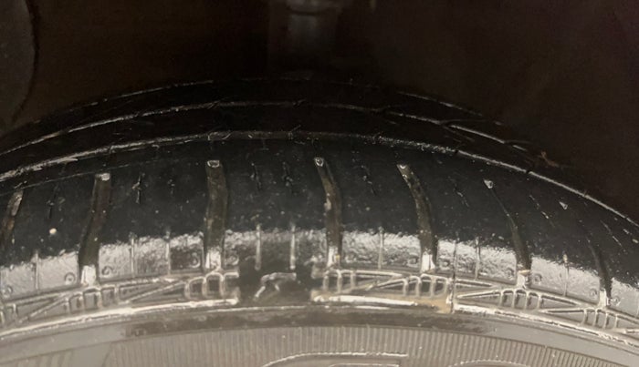 2014 Hyundai Grand i10 MAGNA 1.2 KAPPA VTVT, Petrol, Manual, 1,01,764 km, Left Front Tyre Tread