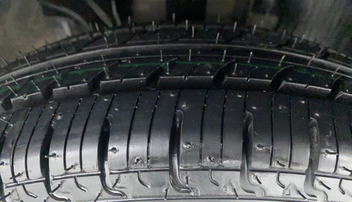 2018 Renault Kwid RXT, Petrol, Manual, 39,474 km, Right Front Tyre Tread