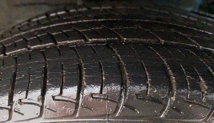 2011 Toyota Etios Liva G, Petrol, Manual, 27,389 km, Right Rear Tyre Tread