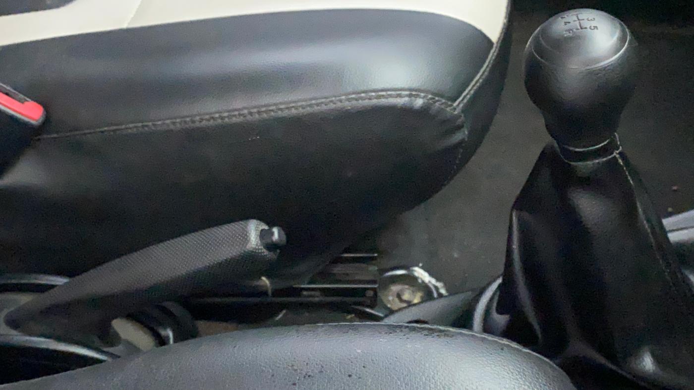 2011 Toyota Etios Liva G, Petrol, Manual, 27,389 km, Gear Lever